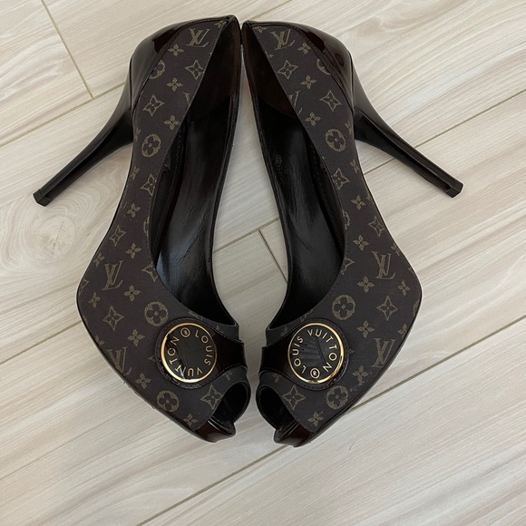 Authentic Louis Vuitton 37.5 brown monogram heels - Picture 5 of 12
